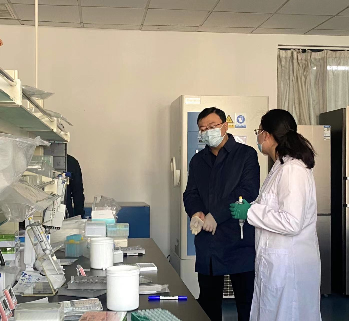 丁聃副校长督导疫情防控封校期间研究生学习与生活的安全管理